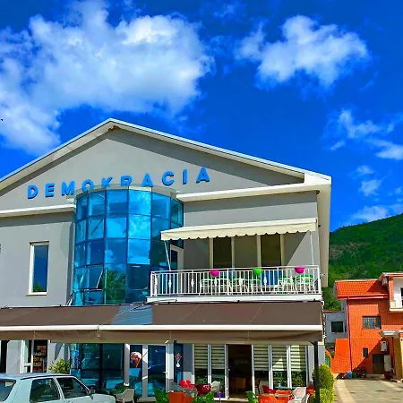 Demokracia Otel Fushe-Arrez